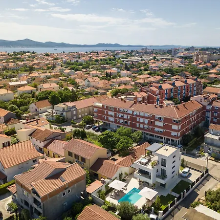 Tereza Zadarvillas Vila *